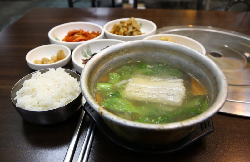 Món canh cá hố ở Jeju được miêu tả có mùi vị thanh thanh tràn ngập trong khoang miệng chứ không hề tanh, đồng thời nó cũng giúp gợi nhớ về quê nhà đối với những người dân miền biển. (Ảnh: Lee Beomsoo / Tổng cục Du lịch Hàn Quốc)