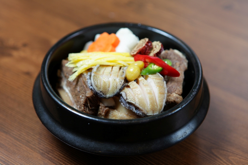 Món canh “Hyojonggaeng” thường được nấu bằng những nguyên liệu cao cấp như sườn bò, bào ngư, hải sâm,... (Ảnh: iclickart)