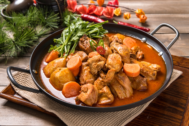 Món canh cay nồng, thịt gà mềm mọng nước ăn kèm với mì dai sựt, khiến người ta chỉ mới ngắm nhìn thôi là đã thấy ngon. (Ảnh: iclickart)