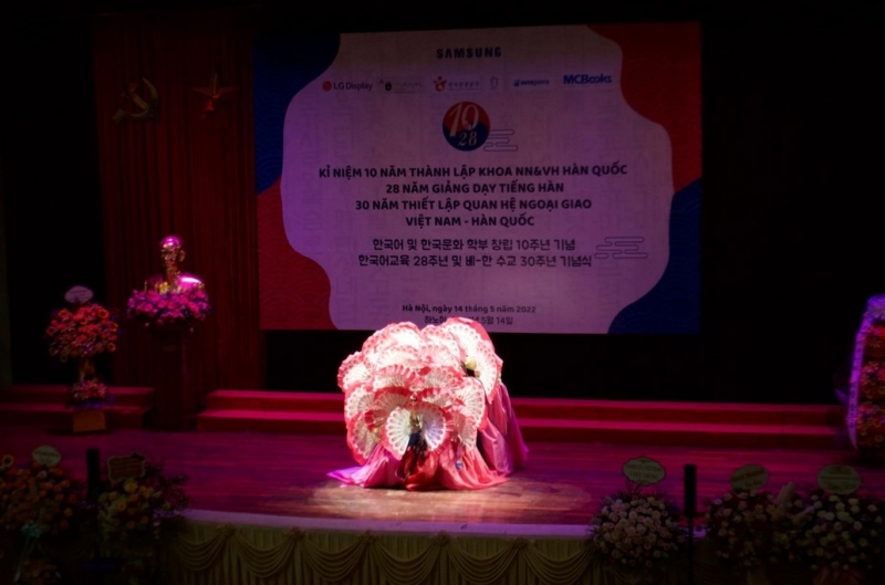 Điệu múa Buchaechum được biểu diễn trong ngày lễ kỉ niệm “10 năm thành lập khoa Ngôn ngữ và Văn hoá Hàn Quốc và 28 năm giảng dạy tiếng Hàn” tại trường Đại học Ngoại ngữ - Đại học Quốc gia Hà Nội. (Ảnh: Câu lạc bộ nghệ thuật K-ART, trường Đại học Ngoại ngữ - Đại học Quốc gia Hà Nội)