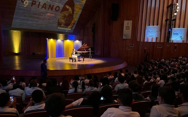Angela Jeong Hyun Kim, conocida artísticamente como Angela Kim, ha sido elogiada por la prensa internacional como 