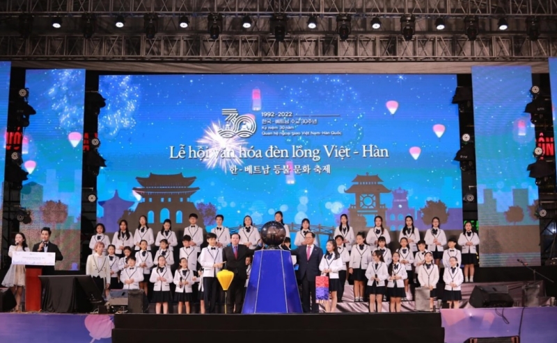 Khoảnh khắc đại diện ngoại giao giữa hai nước cùng thả và thắp sáng ánh đèn lồng. (Ảnh: Trung tâm Văn hóa Hàn Quốc tại Việt Nam)