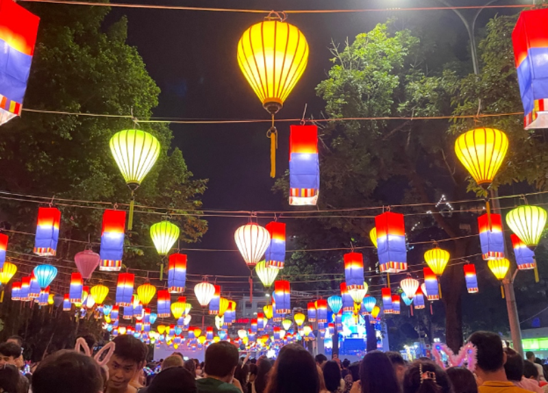 Quảng trường Động Kinh Nghĩa Thục chìm trong ánh sáng rực rỡ của đèn lồng truyền thống Hàn Quốc và Việt Nam. (Ảnh: Nguyễn Hà Linh)