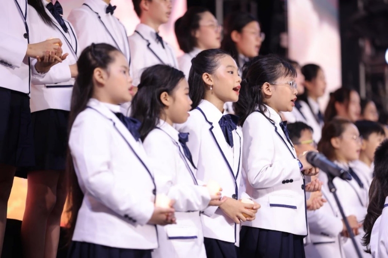 Đặc biệt, điểm nhấn của đêm khai mạc chính là màn biểu diễn “Dynamite” (BTS) và “Heal The World” (Michael Jackson) của dàn hợp xướng thiếu nhi Việt – Hàn. (Ảnh: Trung tâm Văn hóa Hàn Quốc tại Việt Nam)