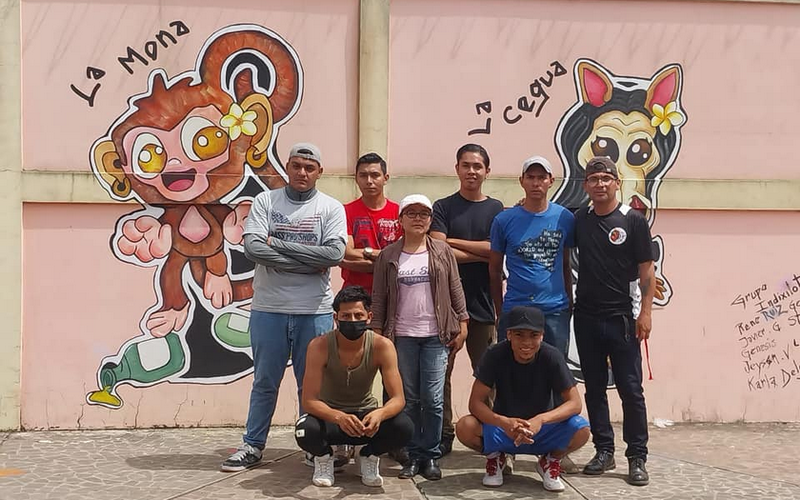 Las actividades previas que se realizan antes de salir a elaborar un mural son sencillas: nos reunimos todos los integrantes del grupo y dialogamos para decidir entre todos qué tema se va a plasmar en el mural. 