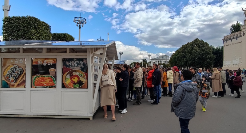 Уличная ярмарка с корейской кухней. / Фото: Вероника Челяпина