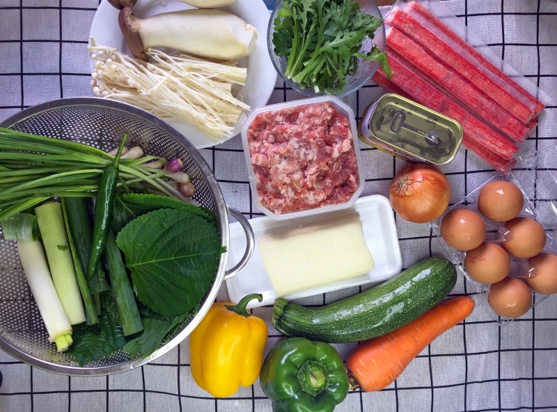 Các nguyên liệu cơ bản để làm món bánh Jeon. (Ảnh: Lưu Hoàng Nhi) 