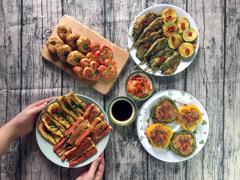 Bánh Jeon ăn kèm với kimchi và nước tương cay sẽ giúp hương vị món bánh thơm ngon hơn. (Ảnh: Lưu Hoàng Nhi) 