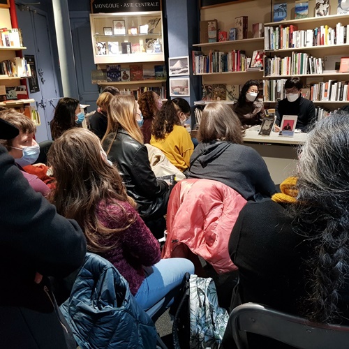 Conférence autour de la littérature coréenne à la Librairie Le Phénix, Madame Yeong-hee Lim traduit les propos de l’auteur invité Ju Won-kyu. Ⓒ Yeong-hee Lim