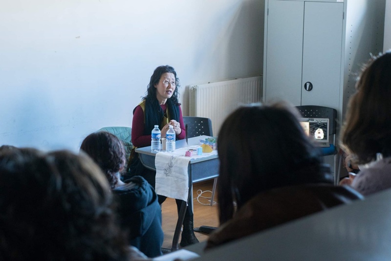 Rencontre littéraire dans un lycée de Montpellier. Madame Yeong-hee Lim fait découvrir la littérature coréenne à un jeune public. Ⓒ Philippe Vu