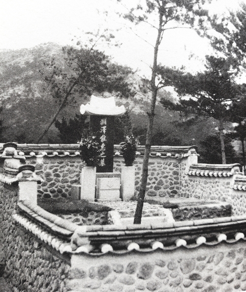 ③ 1936年建立された淵澤能恵の墓。浅川伯教の設計。 　出典『淵澤能恵の生涯』