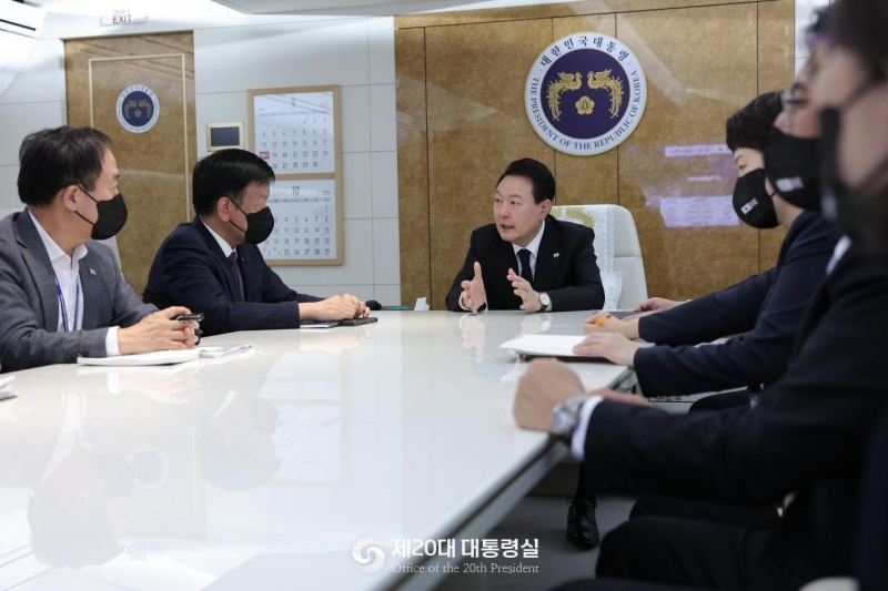 President Yoon Suk Yeol on Sept. 18 departed on the presidential plane Code One at Seoul Air Base in Seongnam, Gyeonggi-do Province, for his tour of the U.K., U.S. and Canada through Sept. 24. He is shown chairing a meeting on the government's response to Typhoon Nanmadol while en route to London Stansted Airport, the first leg of his trip.