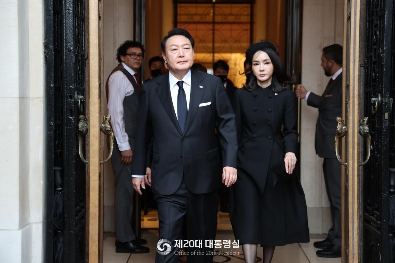 22nd June, 2023. Yoon meets S. Korean residents in Vietnam South Korean  President Yoon Suk Yeol (L) and his wife, Kim Keon Hee, are greeted by  children during a meeting with South