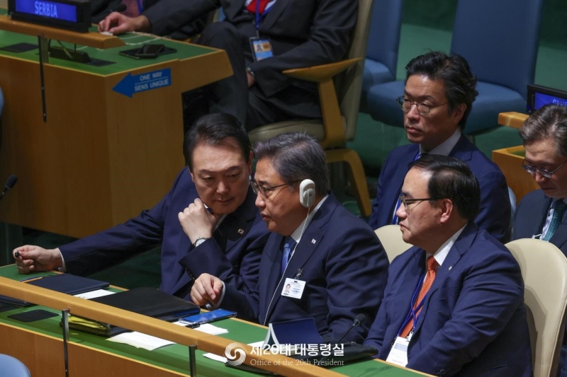 President Yoon Suk Yeol (left) on Sept. 20 speaks to Minister of Foreign Affairs Park Jin (middle) at United Nations headquarters in New York, with National Security Office Director Kim Sung-han on the right. The president gave the 10th keynote speech at the 77th U.N. General Assembly and suggested global solidarity to protect the freedom and peace of people worldwide whose human rights are being threatened due to systematic violations of human rights like through nuclear weapons.