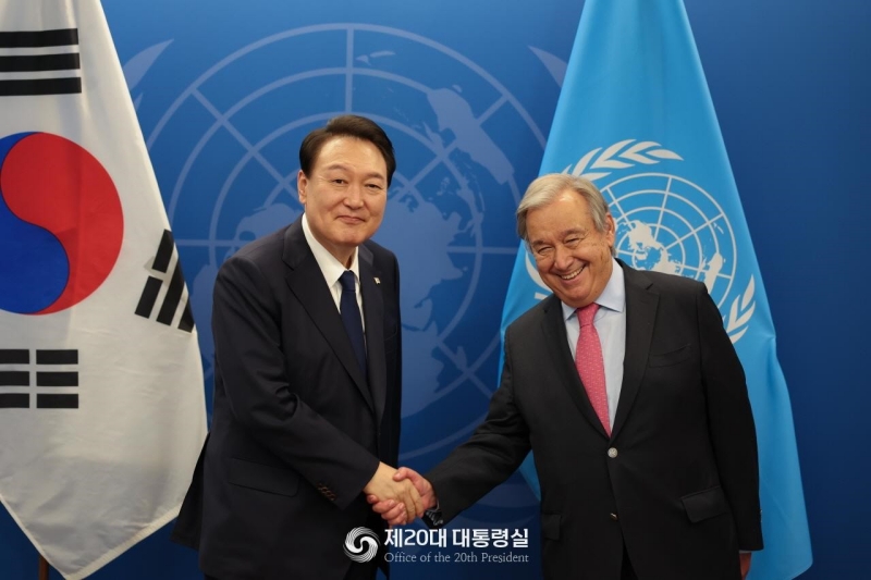 President Yoon Suk Yeol (left) on Sept. 20 shakes hands with U.N. Secretary-General Antonio Guterres at U.N. headquarters before their talks. The president thanked the U.N. chief for supporting North Korea's denuclearization, while the secretary-general said the U.N. Security Council will clearly respond to provocations that threaten freedom and peace.