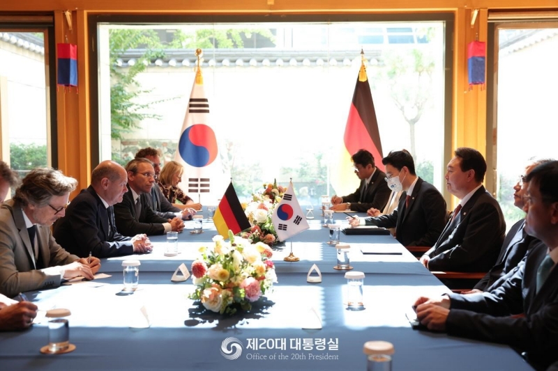 President Yoon Suk Yeol (third from right) on Sept. 21 holds his first summit with German Chancellor Olaf Scholz (second from left) at the Korean permanent mission to the U.N. The two leaders said Korea and Germany are allies who share universal values and pledged exchanges to mark the 140th anniversary of bilateral ties next year and continue cooperation to ensure peace on the Korean Peninsula..