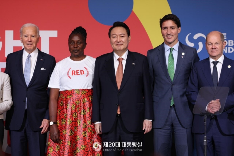  President Yoon Suk Yeol on Sept. 21 takes a commemorative photo with VIPs attending the Global Fund's Seventh Replenishment Conference in New York after the event ended. From left are U.S. President Joe Biden, (RED) Ambassador and AIDS activist Connie Mudenda, President Yoon, Canadian Prime Minister Justin Trudeau and German Chancellor Olaf Scholz. President Yoon on the same day posted on his Facebook account, 