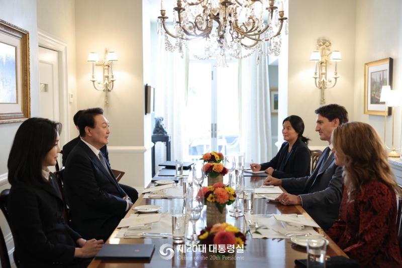 President Yoon Suk Yeol and first lady Kim Keon Hee (first from left) on Sept. 22 meet Canadian Prime Minister Justin Trudeau (middle right) and first lady Sophie Gregoire at a luncheon held at a reception hall in Ottawa. The luncheon lasted for nearly 50 minutes. The president invited Prime Minister Trudeau to visit Korea to mark the 60th anniversary of bilateral ties next year. In their summit and joint news conference afterwards, both leaders agreed to elevate the bilateral relationship to that of a 