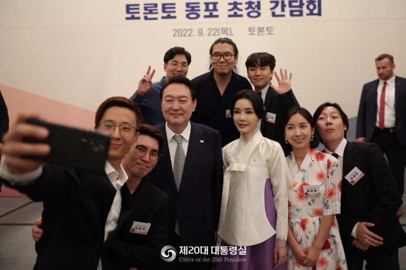 President Yoon Suk Yeol and first lady Kim Keon Hee on Sept. 22 attend a dinner with ethnic Koreans in Canada at the hotel Park Hyatt Toronto and take photos with participants. The chief executive lauded the attendants for actively contributing to social development as members of Canadian society and pledged support so that they can live being proud of their motherland. 