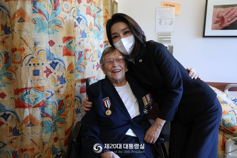 First lady Kim Keon Hee on Sept. 23 takes a commemorative photo with Jesse Chenevert, a nursing officer who fought in the Korean War (1950-53), at Canadian Veterans Nursing Hospital. 