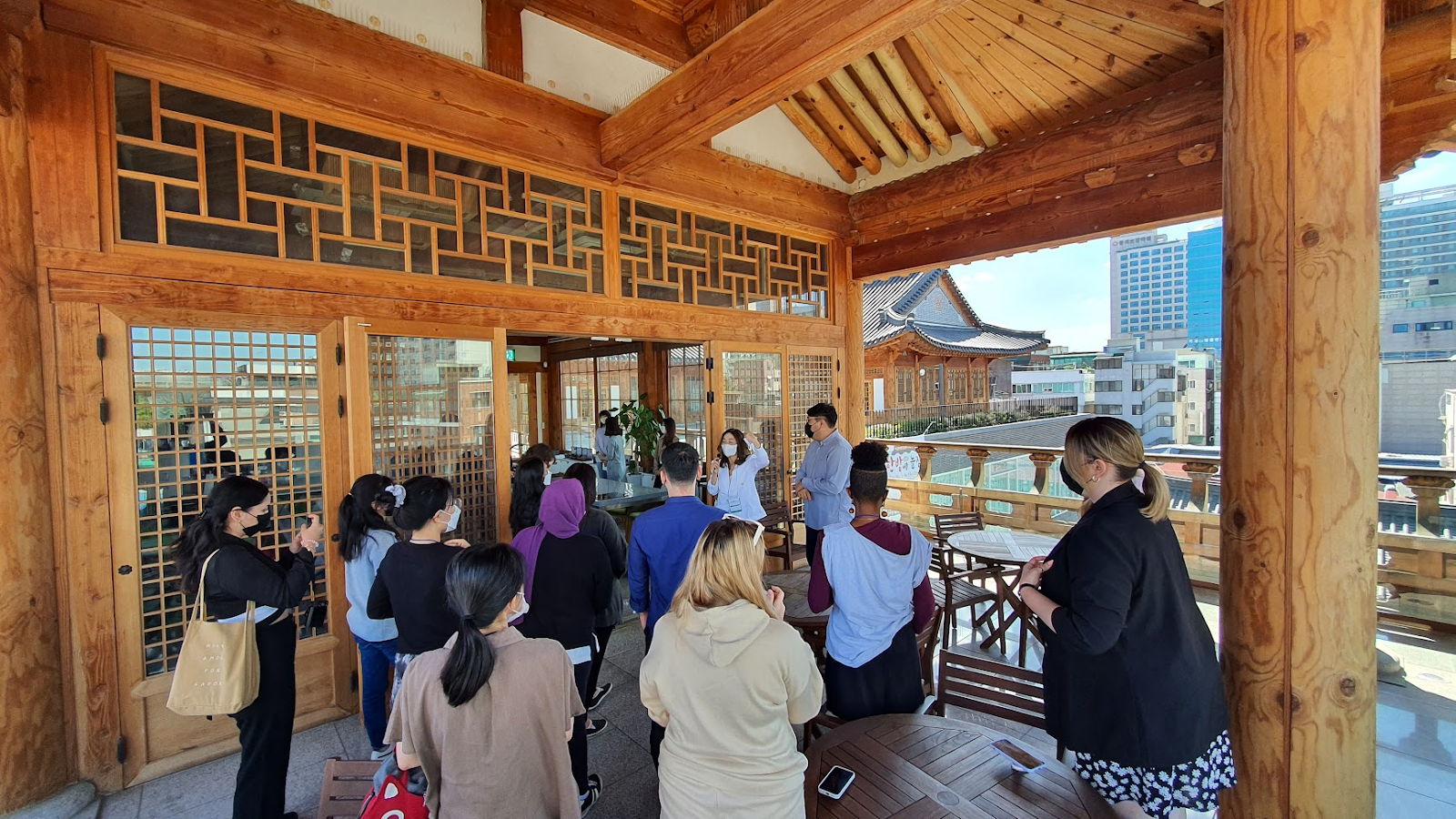 Đoàn thăm quan lắng nghe sự giới thiệu về một góc không gian trong quần thể Seoul K-Medi Center. (Ảnh: Nguyễn Ngọc Quang)
