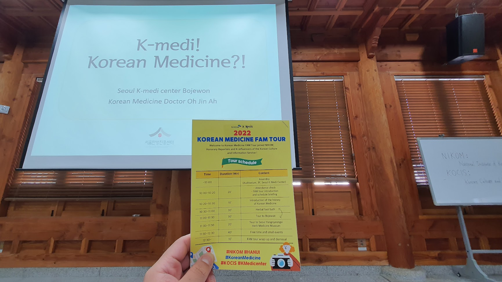 Chương trình khai mạc trong không gian mộc mạc Hanok của khuôn viên Seoul K-Medi Center. (Ảnh: Nguyễn Ngọc Quang)