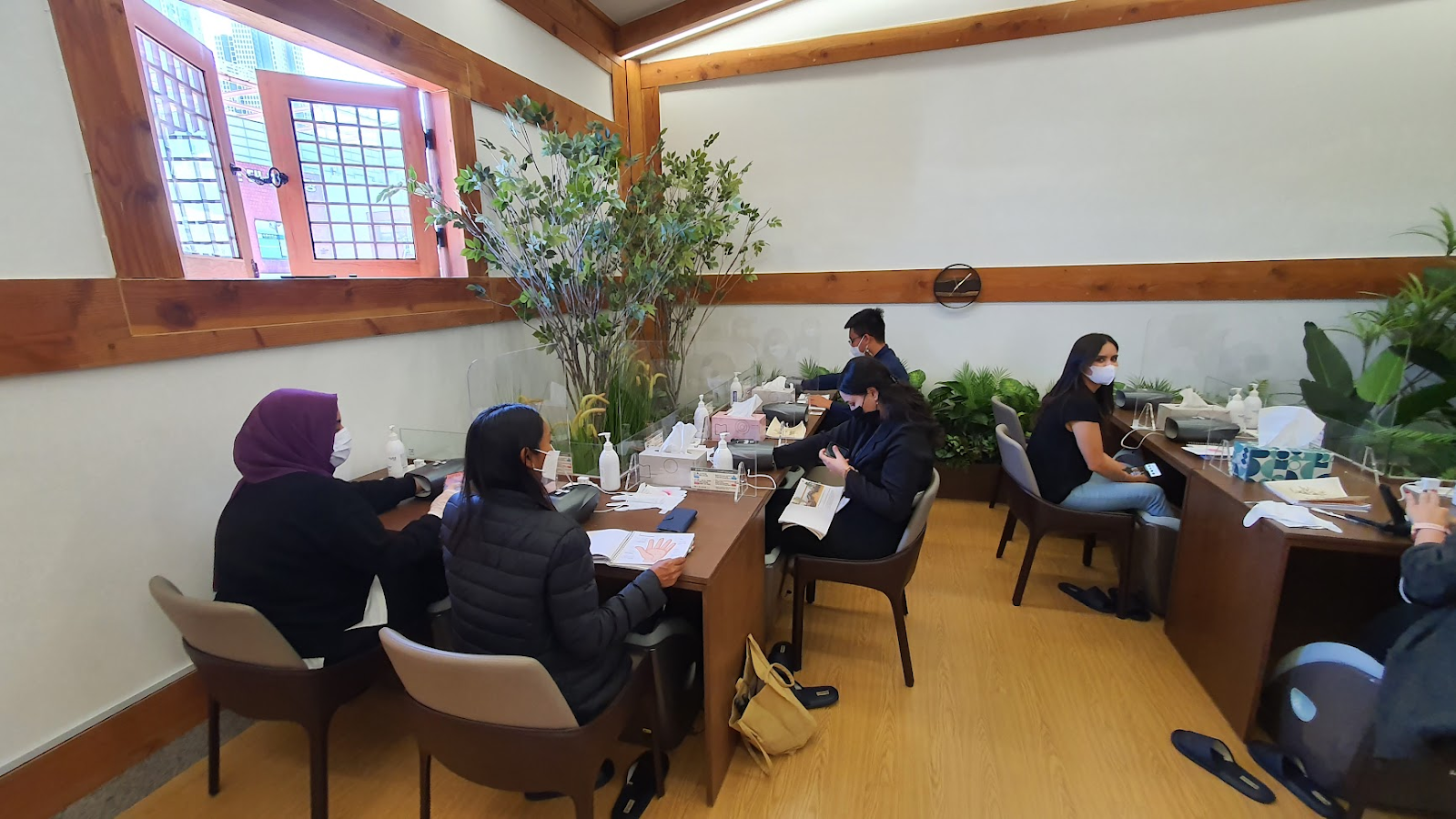 Các bạn phóng viên danh dự được tham gia và trải nghiệm xoa bóp toàn thân từ bàn tay, chân và đấm bóp lưng bằng máy massage tự động tại Seoul K-Medi Center. (Ảnh: Nguyễn Ngọc Quang)