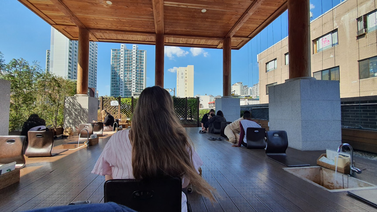 Đoàn thăm quan được trải nghiệm ngâm chân trong khuôn viên tầng 2 của Seoul K-Medi Center (Ảnh: Nguyễn Ngọc Quang)