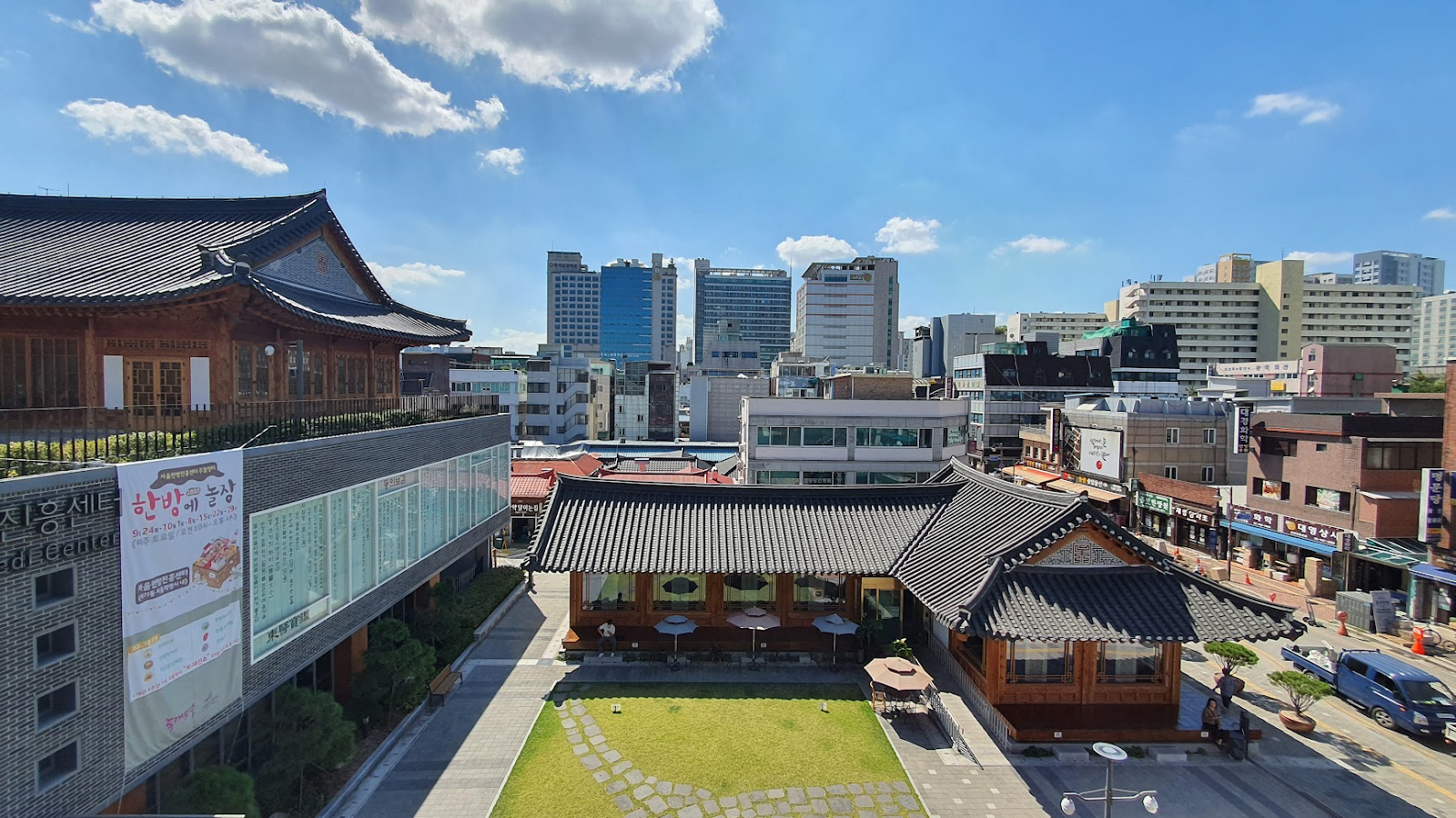 Không gian Seoul K-Medi Center nhìn từ trên cao. (Ảnh: Nguyễn Ngọc Quang)