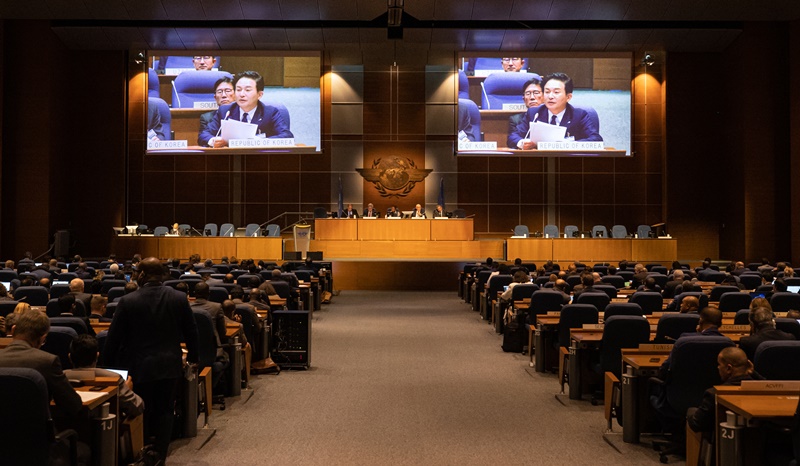 >国際民間航空機関（ＩＣＡＯ）総会で演説する国土交通部の元喜龍長官＝４日、カナダ・モントリオール、国道交通部