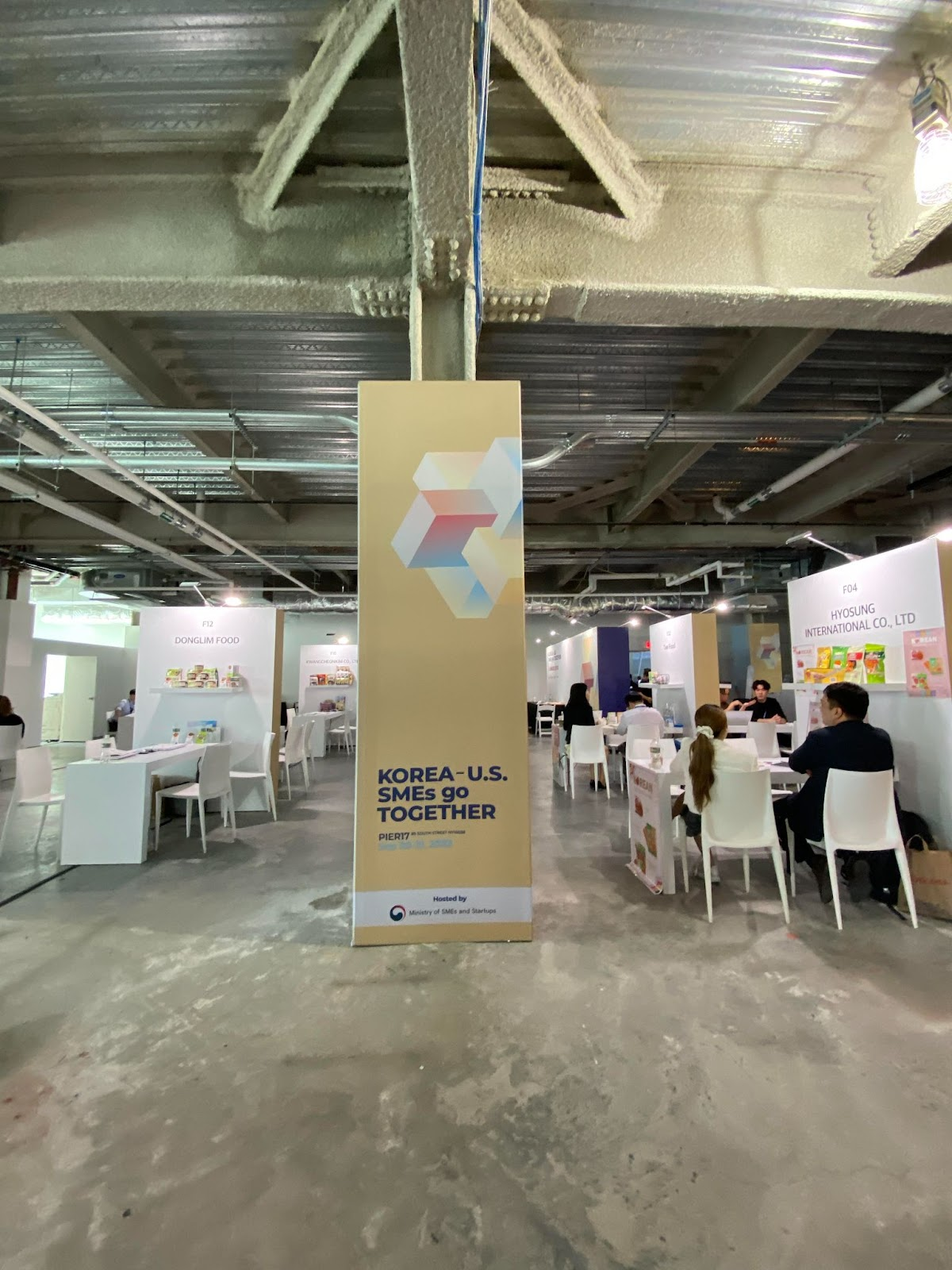 Interior del pabellón de eventos en el Korea-U.S SMEs go Together 