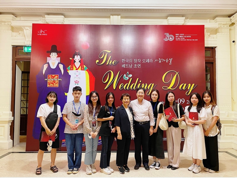 Hai phóng viên danh dự Korea.net chụp ảnh lưu niệm cùng các khán giả tại chương trình. (Ảnh: Đặng Xuân Dương, Trần Hải Anh)