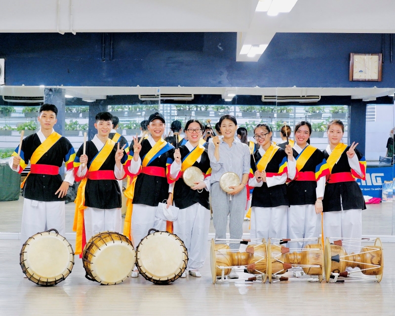 Một số bạn sinh viên cùng cô giáo trong buổi tập luyện cho tiết mục Samulnori. (Ảnh: Đặng Xuân Dương)
