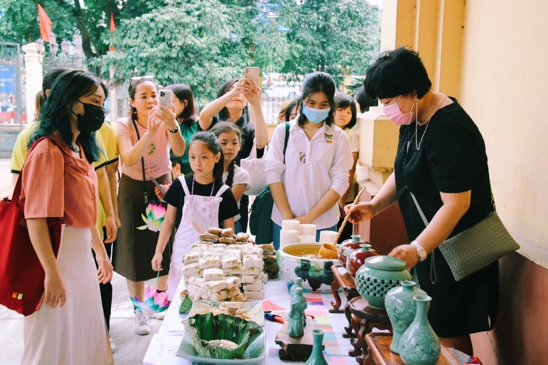 Hình ảnh người tham dự vui vẻ tham dự trải nghiệm ẩm thực. (Ảnh: Hoàng Quỳnh Trang)