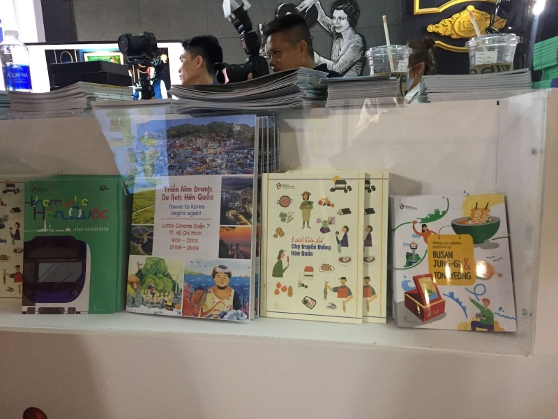 Quầy trưng bày brochure, booklet và bộ tranh ảnh. (Ảnh: Nguyễn Ngọc Thư Kỳ) 