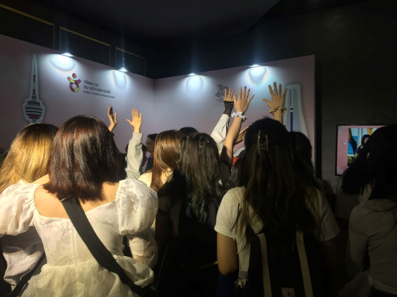Các bạn trẻ hăng hái tham gia minigame. (Ảnh: Nguyễn Ngọc Thư Kỳ) 