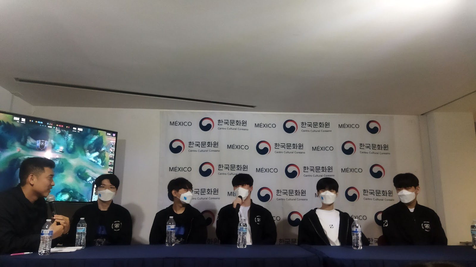 De izquierda a derecha, el traductor Kim Byungsun, Kingen, Pyosik, Zeka, Deft y Juhan| Kenia Guerra Valencia. 