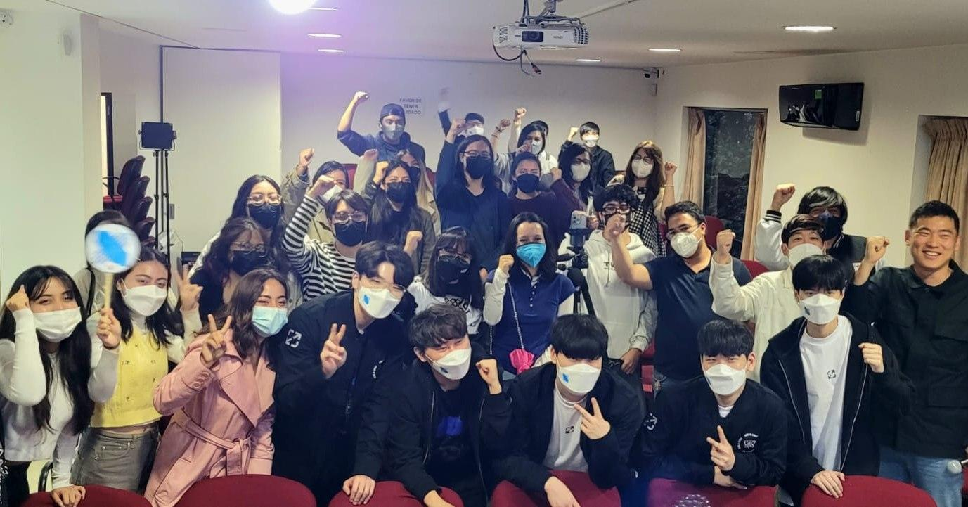 Los fanáticos mexicanos junto con los miembros de DRX | Centro Cultural Coreano en México 
