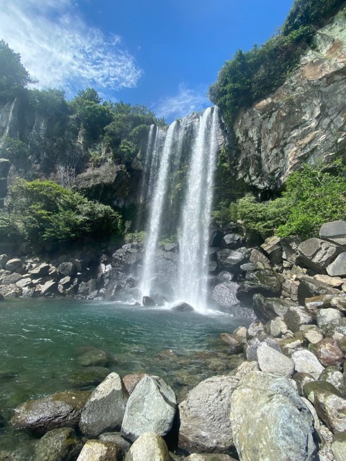 Водопад Чонбан (정방 폭포). / Фото: Юлия Могилко-Сонг