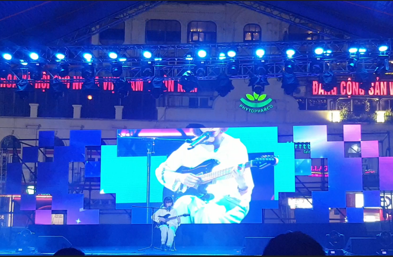 Thí sinh Nguyễn Tiểu Ly thể hiện ca khúc Dynamite (BTS) với cây đàn guitar. (Ảnh: Bùi Thái Hường)