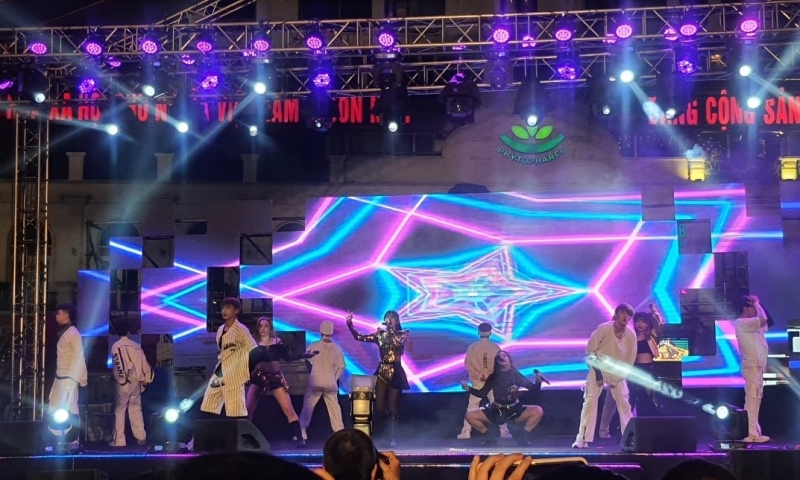 Nhóm S.A.P thể hiện ca khúc Come back home (remix I am the best) của nhóm 2NE1. (Ảnh: Bùi Thái Hường)
