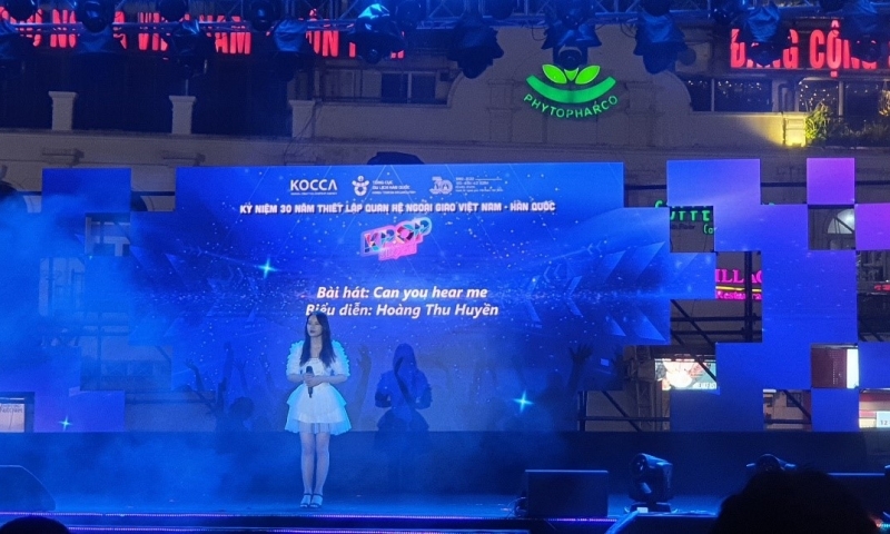 Thí sinh Hoàng Thu Huyền với ca khúc Can you hear me (Taeyeon). (Ảnh: Bùi Thái Hường)