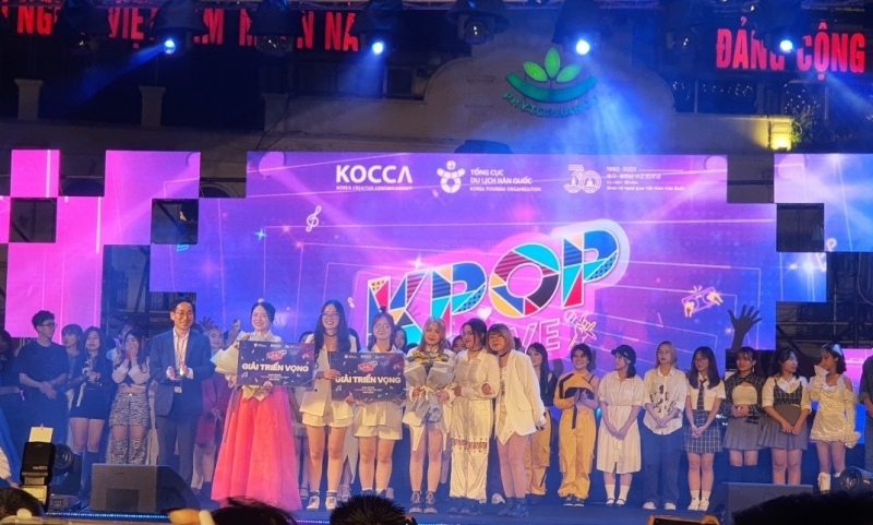 Ông Park Won Jo - Trưởng đại diện Ủy ban bản quyền Hàn Quốc trao giải Triển vọng cho thí sinh Nguyễn Ngọc Khanh và nhóm KDC. (Ảnh: Bùi Thái Hường) 