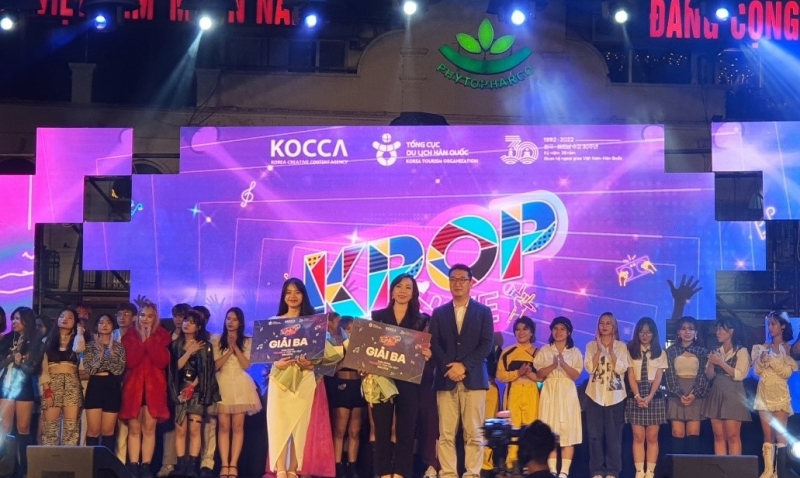 Ông Lee Jae Hoon - Trưởng đại diện Tổng cục Du lịch Hàn Quốc tại Việt Nam trao giải Ba cho hai thí sinh Trần Thị Thanh Nhã (ca khúc And One) và Trần Thị Thu Thùy (ca khúc IF). (Ảnh: Bùi Thái Hường)