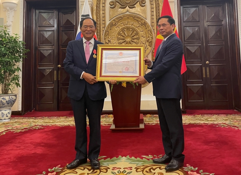 Vào ngày 03/10/2022, Đại sứ Hàn Quốc tại Việt Nam Park Noh Wan được trao tặng Huân chương Hữu nghị từ Bộ trưởng Bộ Ngoại giao Bùi Thanh Sơn vì những đóng góp quý báu vào việc phát triển quan hệ giữa hai nước. (Ảnh: Đại sứ quán Hàn Quốc tại Việt Nam)
