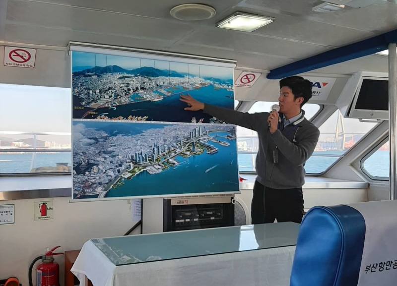 Hướng dẫn viên đang thuyết trình về cảng Busan. (Ảnh: Đào Mạnh Nghĩa)