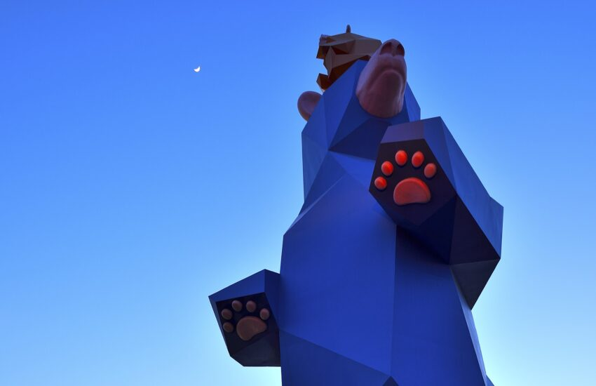 El 'Oso de la fortuna' es una enorme escultura situada en el área de descanso del puente Yeongjong, que une el continente con el Aeropuerto Internacional de Incheon. | Aeropuerto de Incheon 