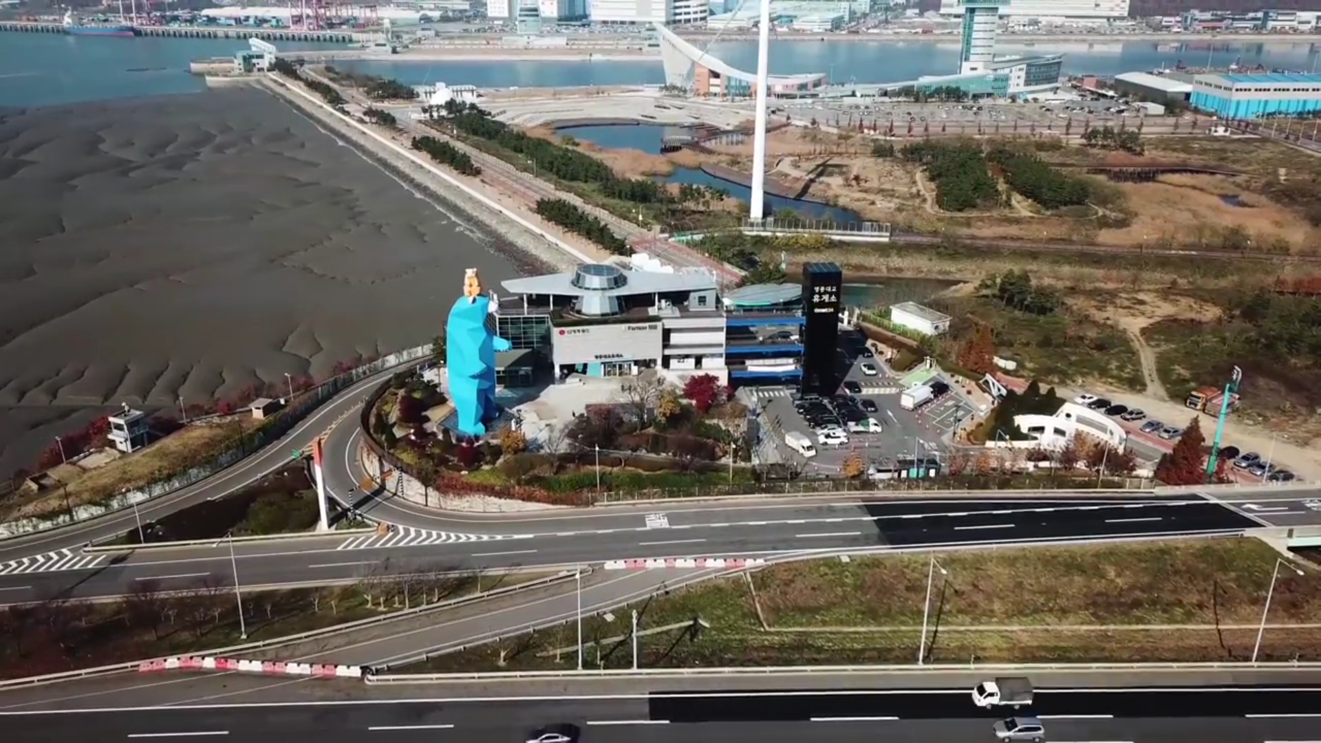 El 'Oso de la fortuna' se puede visualizar de camino al Aeropuerto Internacional de Incheon, y es tan grande que su forma se puede ver desde lejos, debido a su altura de 23,5 metros. | Captura de Pantalla del Canal de Changpa Youngsan World en YouTube 