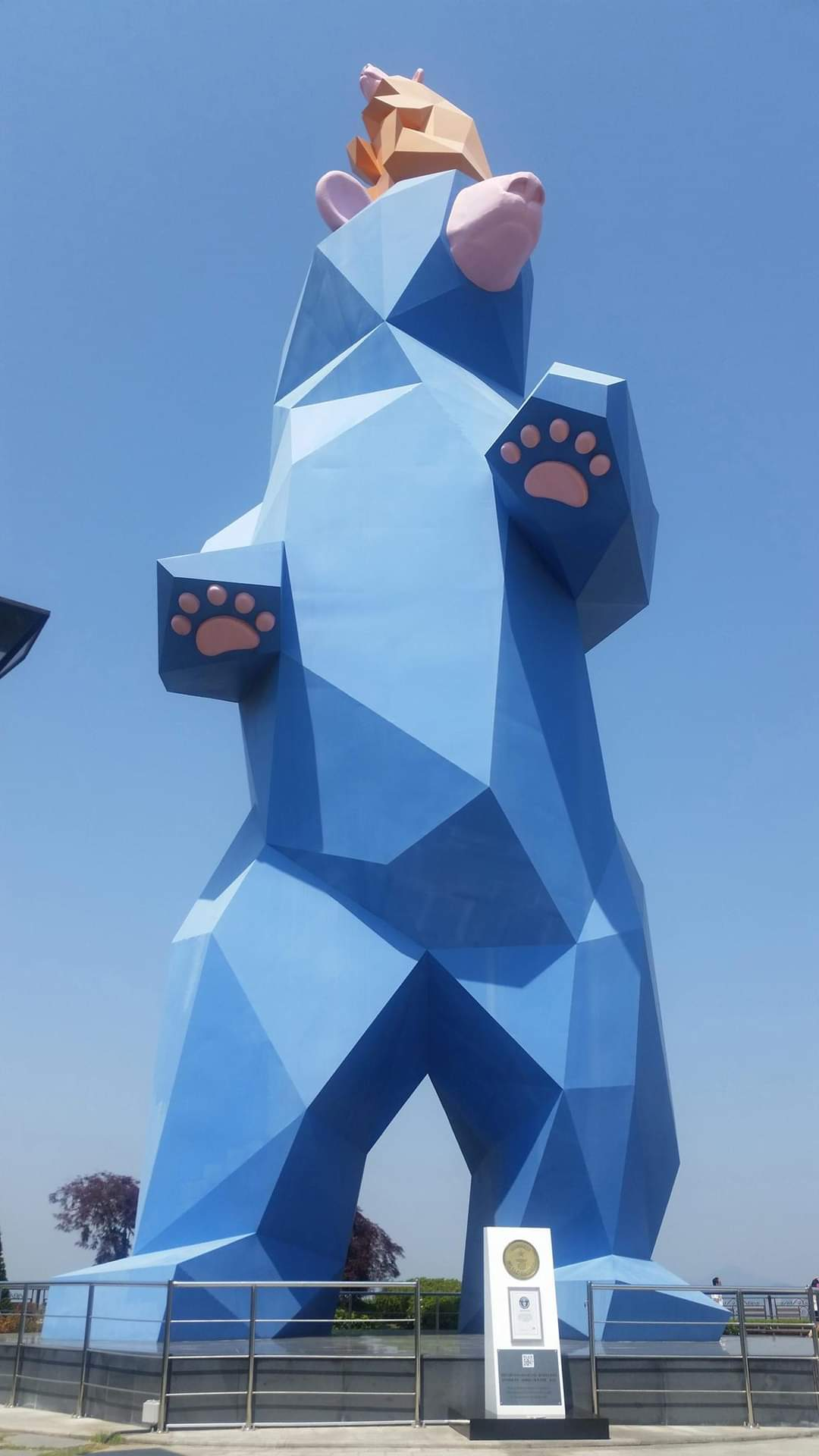El 'Oso de la fortuna' es una figura majestuosa registrada en el libro de récord Guiness como la escultura de acero más grande del mundo, llevando consigo la reinterpretación moderna del mito de Dangun. | Página de la Autopista del Aeropuerto de Incheon en Facebook 