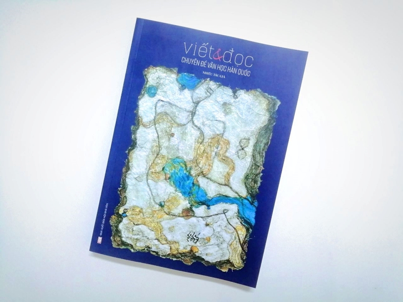 Tất cả các khách mời tham dự đều sẽ nhận được cuốn sách “Viết & Đọc - Chuyên đề văn học Hàn Quốc” đầu tiên. (Ảnh: Lưu Thị Thu Loan)